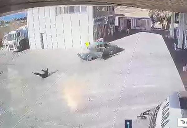 MANİSA'DA BENZİN İSTASYONUNDA KORKU DOLU ANLAR MOLA VERDİKLERİ İSTASYONDA DİREKSİYONA GEÇEN ÇOCUK GERİ VİTESE TAKIP GAZA BASINCA YÜREKLER AĞZA GELDİ