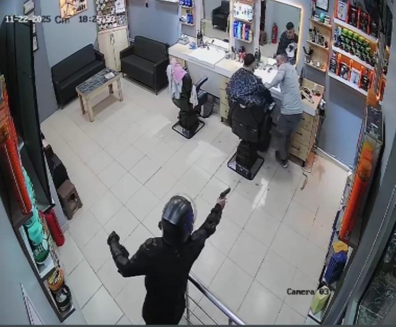 Berber dükkanına silahlı saldırı: O anlar kamerada