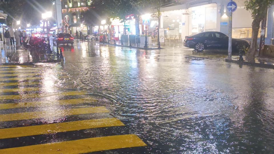 Şiddetli yağış: Cadde göle döndü, sürücüler zorlandı