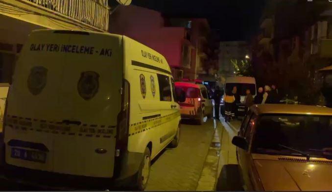 EVİNDE BIÇAKLANAN GENÇ SON NEFESİNİ SOKAK ORTASINDA VERDİ BIÇAKLANDIKTAN SONRA YARI ÇIPLAK HALDE SOKAĞA ÇIKIP YARDIM İSTEYEN GENÇ HAYATINI KAYBETTİ