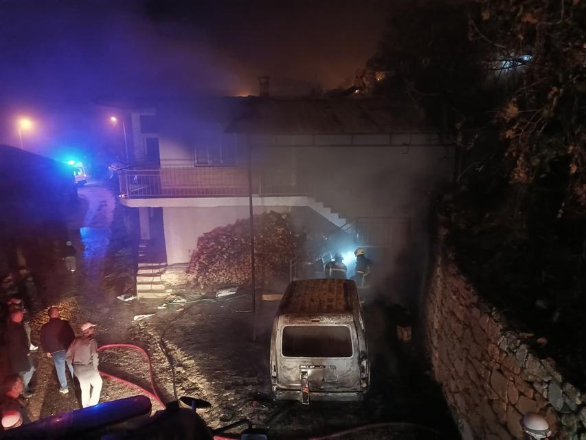 Evde çıkan yangın hafif ticari araca sıçradı