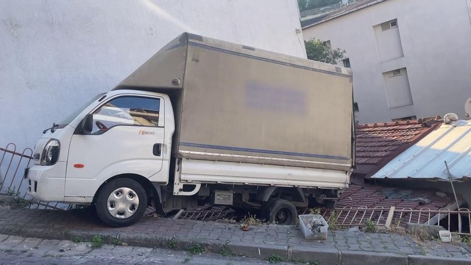 Kamyonet evin çatısına düştü