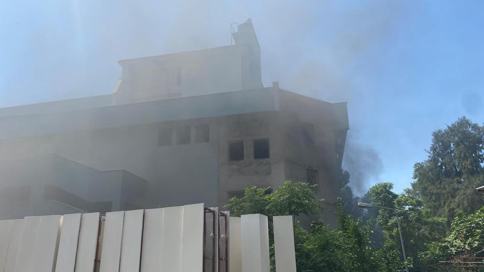 KENTİN GÖBEĞİNDEN YÜKSELEN KARA DUMANLAR PANİKLETTİ ÇALIŞMALAR SIRASINDA ÇIKAN KIVILCIMLAR YANGINA NEDEN OLDU