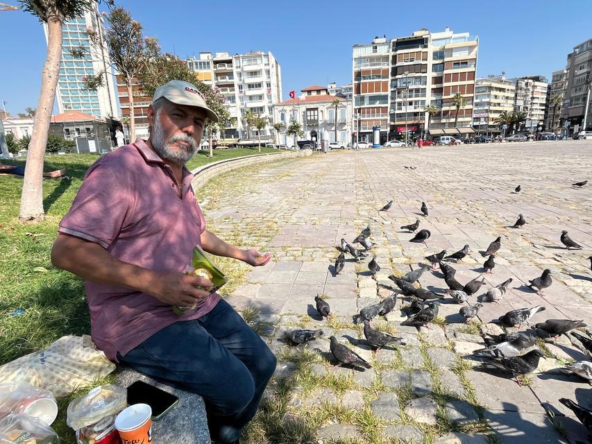 İZMİR'DE SICAK HAVA BUNALTTI, VATANDAŞLAR AĞAÇ GÖLGELERİNE KAÇTI