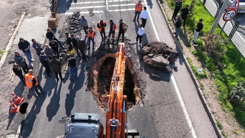 Yol çöktü, facianın eşiğinden dönüldü