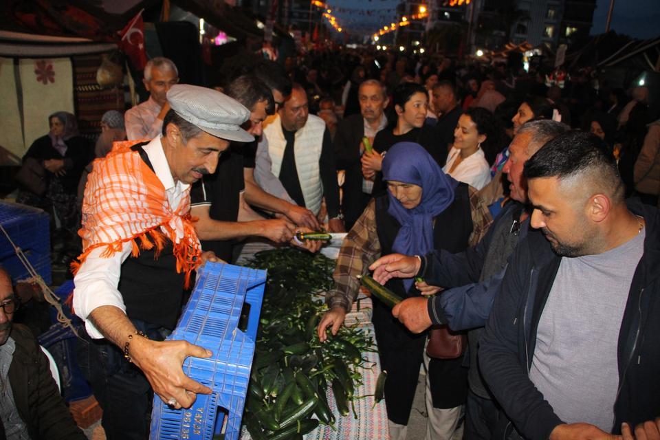 ÇOCUKLUĞUNDA YEDİĞİ SALATALIĞI UNUTAMAYAN MUHTAR 1 TON SALATALIK DAĞITTI