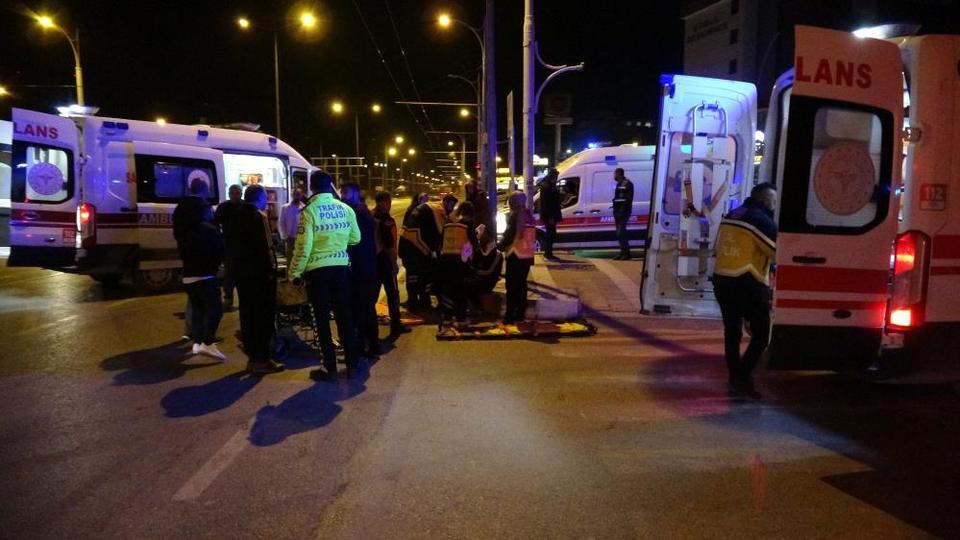 Kazaya karışan sürücü aracı bırakıp kaçtı: 3 yaralı