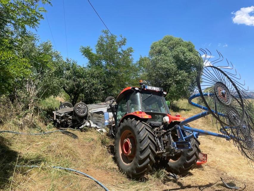 Traktöre çarpan otomobil ters döndü: 1 yaralı