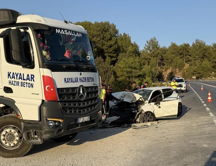 Otomobil ile beton mikseri çarpıştı: 1 ölü, 2 yaralı