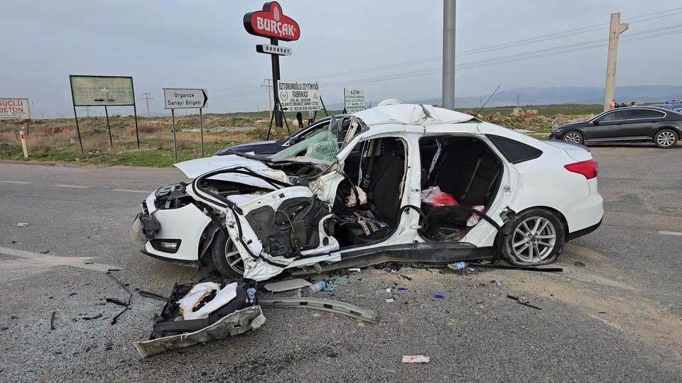 GAZİANTEP'TE İŞ MAKİNESİ İLE OTOMOBİL ÇARPIŞTI: 1 ÖLÜ, 4 YARALI