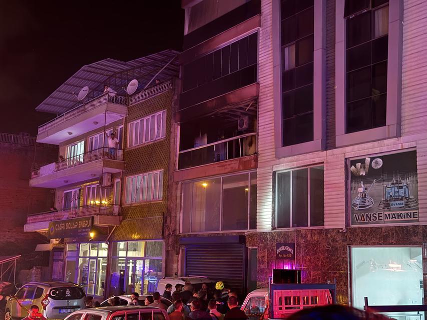 YANGINA UYKULARINDA YAKALANDILAR: 5 KİŞİ DUMANDAN ETKİLENDİ YÜZLERCE KİŞİ GECE YARISI YANAN BİNANIN ÖNNDE TOPLANIP, EVDE MAHSUR KALAN KİİLERİN KURTARILMASNI BEKLEDİ