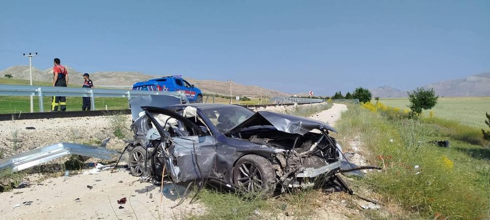 ANTALYA-DENİZLİ KARAYOLUNDA KONTROLDEN ÇIKAN OTOMOBİL ŞARAMPOLE DÜŞTÜ,3 YARALI