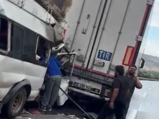 Minibüs ve 2 tırın karıştığı kazada 11 kişi yaralandı