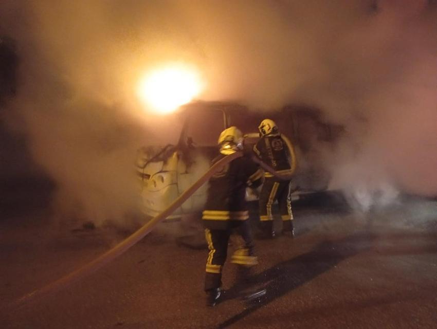 Park halindeki minibüs alev alev yandı