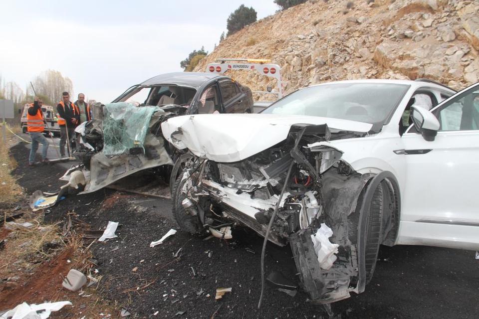 Otomobiller çarpıştı: 1 ölü, 3 yaralı