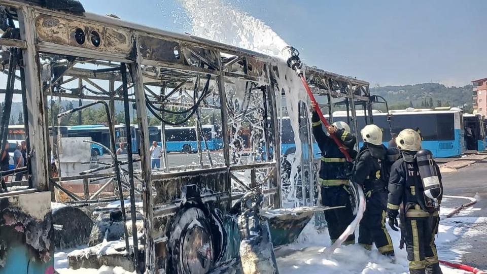 Özel halk otobüsü park halindeyken alev alev yandı