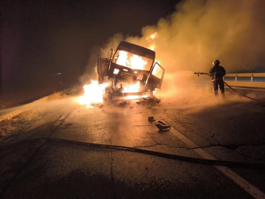 Çarpışan iki tırdan biri yandı