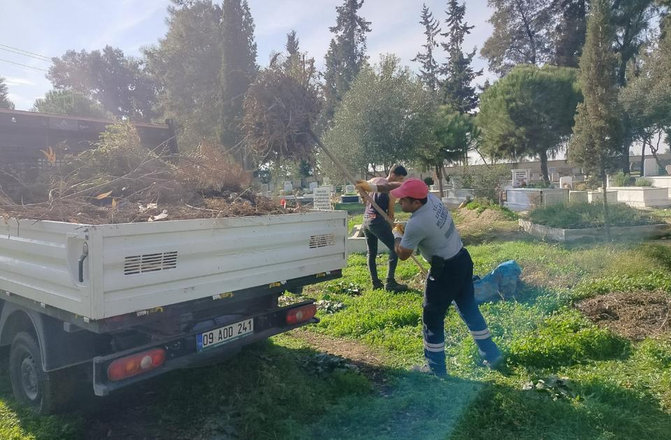 Efeler'in ekipleri temizlik çalışmalarına devam ediyor