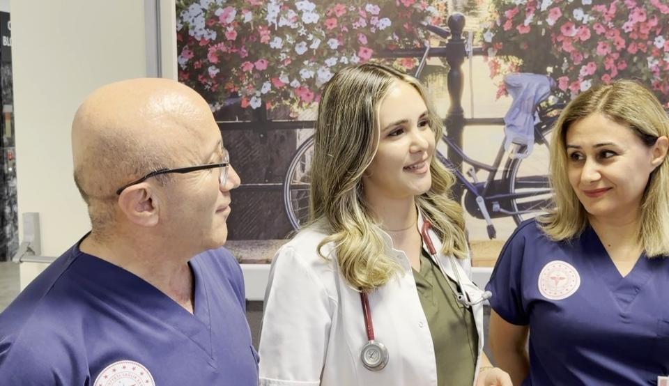 ANNE VE BABASININ GÖREV YAPTIĞI HASTANEDE DOKTOR OLDU: "EVDE PRENSESİMİZ, HASTANEDE DOKTOR HANIM" ÇOCUKLUĞUNDA HASTANEDE ÇALIŞAN ANNE VE BABASINI ZİYARET ETTİĞİ KORİDORLARA HEKİM OLARAK DÖNDÜ SAĞLIK MEMURU BABA, HEMŞİRE ANNESİNİN GÖREV YAPTIĞI HASTANEDE PRATİSYEN HEKİM OLARAK GÖREVE BAŞLADI PRATİSYEN HEKİM EYLÜL UÇAL: "HASTANEDE İÇİMDEN ANNECİM, BABACIM DEMEK ÇOK GEÇİYOR AMA KENDİMİ DURDURUYORUM. İSA BEY, FATMA HANIM DİYE HİTAP EDİYORUM AMA HASTANEDEN ÇIKTIĞIM ANDA TABİİ Kİ BABACIĞIM, ANNECİĞİM" ANNE VE BABASI: "EV PRENSESİMİZ, HASTANEDE KENDİSİNE TABİİ Kİ DOKTOR HANIM DİYORUZ"