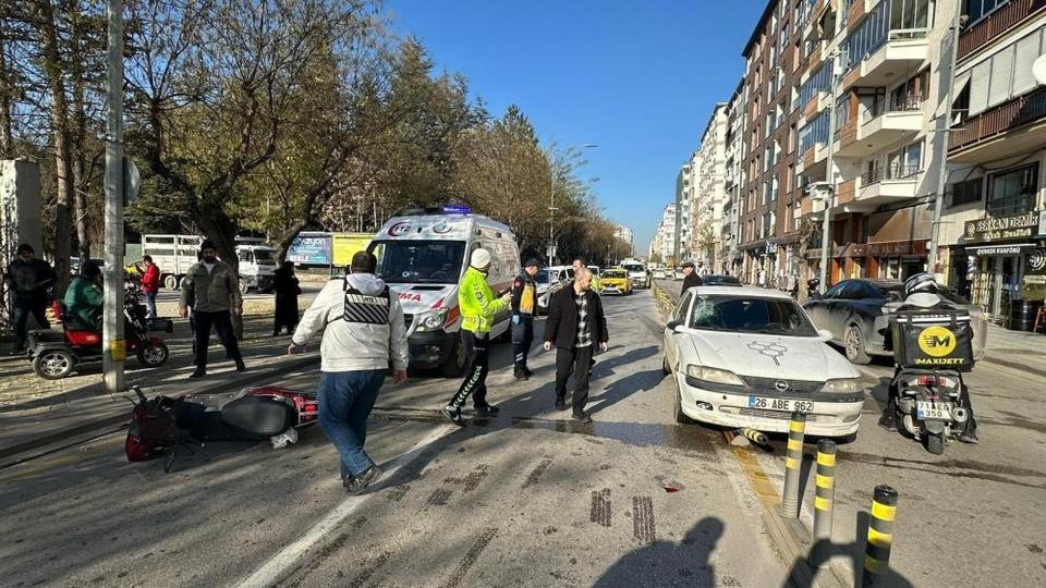 Otomobile çarpan elektrikli bisikletin sürücüsü ağır yaralandı