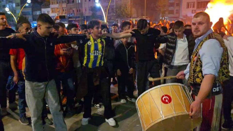 Amasya’daki şampiyonluk kutlamalarına Fenerbahçe taraftarları da katıldı