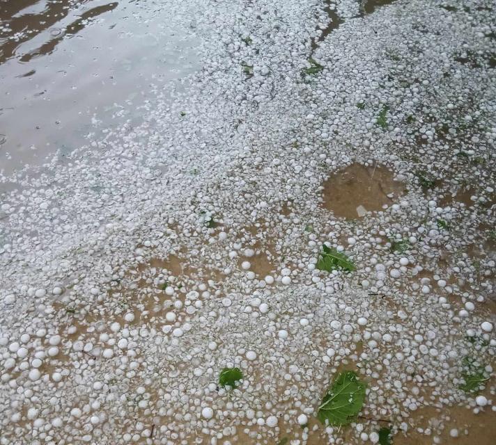 Ceviz büyüklüğünde dolu yağdı