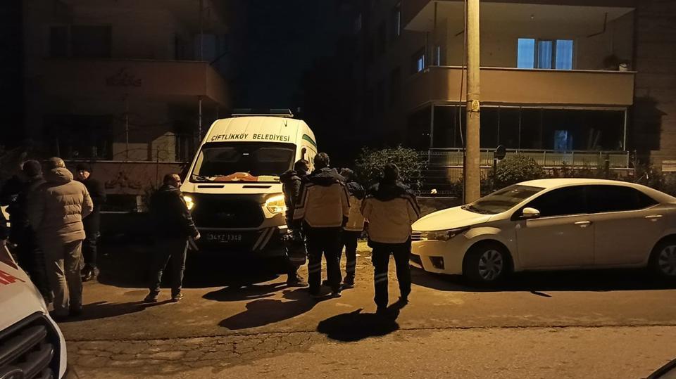 Emekli öğretmen evinde ölü bulundu