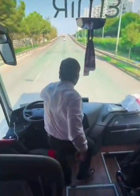 Otobüs şoförü araç seyir halindeyken ayağa kalkıp oynadı