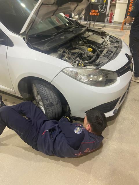 Aracın motor kısmına sıkışan kedi, itfaiye tarafından kurtarıldı