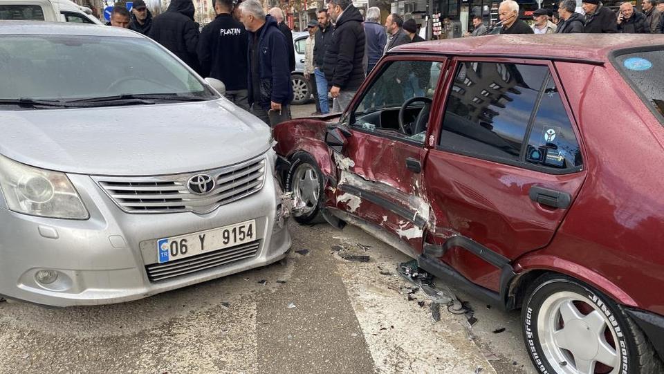 Üç araç çarpıştı