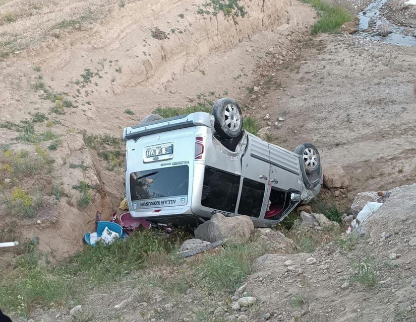Kamyonet dereye uçtu: 2 yaralı