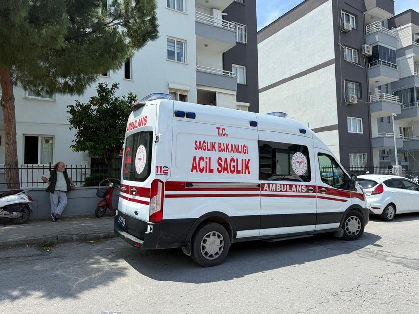 KUŞADASI'NDA BİR KADIN APARTMANIN GİRİŞİNDE ÖLÜ OLARAK BULUNDU