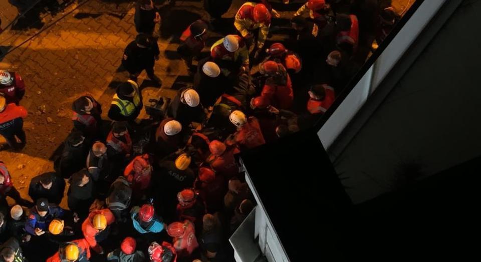 5 kişilik aile enkaz atında kaldı:  2 çocuktan sonra babanın da cansız bedenine ulaşıldı