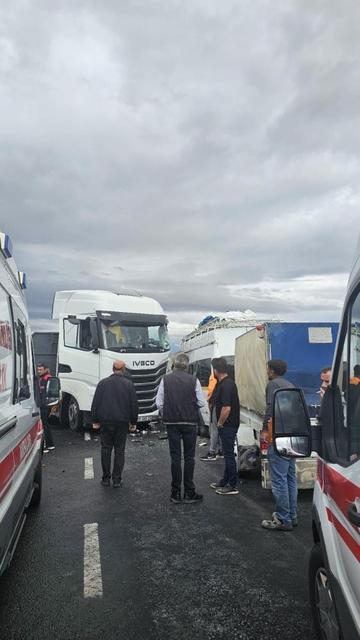 Tarım işçilerini taşıyan minibüs tırla çarpıştı: 9 yaralı