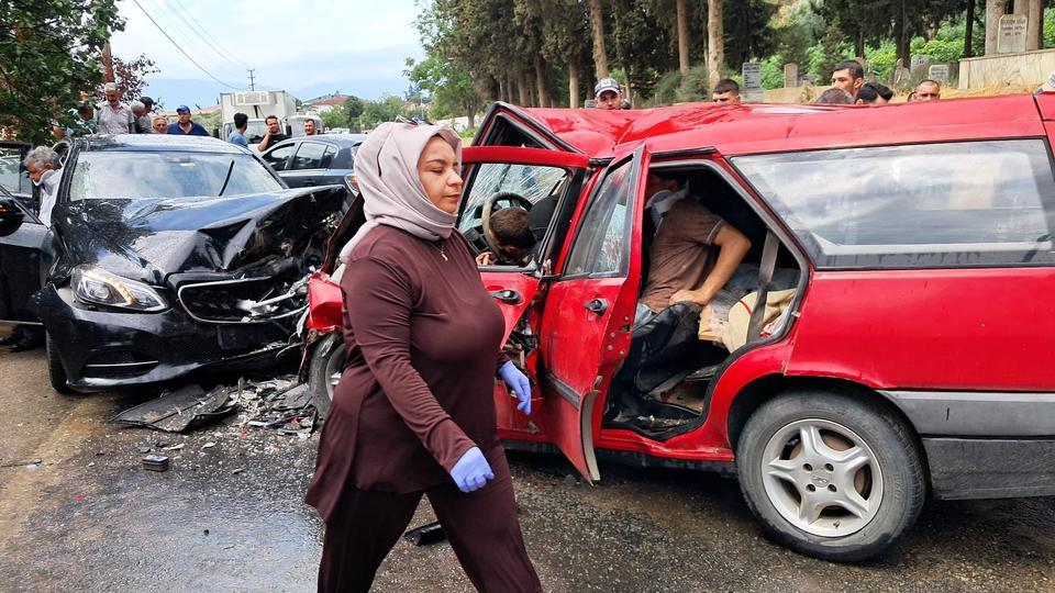 İki otomobil kafa kafaya çarpıştı: 1 ölü, 4 yaralı