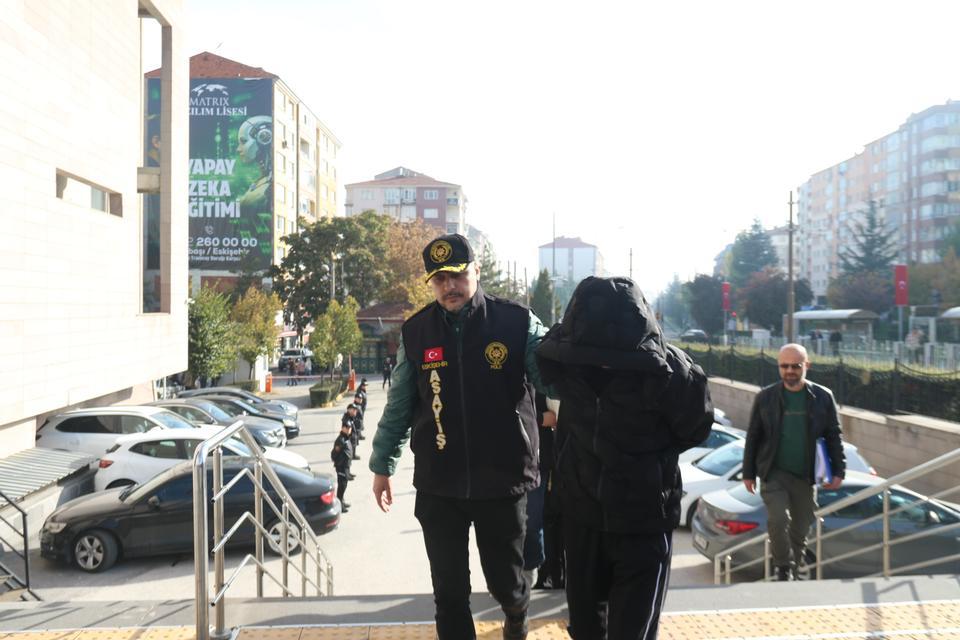 ESKİŞEHİR MERKEZLİ 5 İLDEKİ FUHUŞ OPERASYONUNDA YAKALANAN 17 ŞÜPHELİ ADLİYEYE SEVK EDİLDİ OPERASYONDA 19 MAĞDUR KADIN KURTARILIRKEN, YABANCI UYRUKLU KADINLAR SINIR DIŞI EDİLMEK ÜZERE İLGİLİ BİRİMLERE TESLİM EDİLDİ