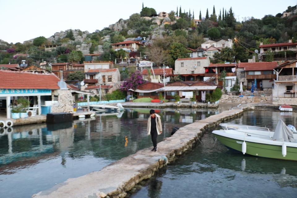 ANTALYA'DAN EĞİTİME YELKEN AÇAN TEKNE, BİR ÇOCUĞUN HAYALLERİNİ TAŞIYOR TEK ÖĞRENCİ İÇİN MAVİ YOLCULUK GİBİ OKUL SERVİSİ TEKNE İLE EVİNDEN ALINIP OKULA GÖTÜRÜLÜYOR DENİZ VE KARA SERVİSİNİ DEVLET KARŞILIYOR DENİZ YOLUYLA TARİHİN VE MAVİNİN İÇİNDEN KISKANDIRAN TAŞIMALI SİSTEM