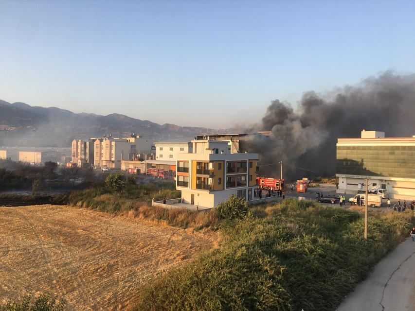 AYDIN OSB'DEKİ YANGINDA 2 İTFAİYE PERSONELİ DUMANDAN ETKİLENDİ