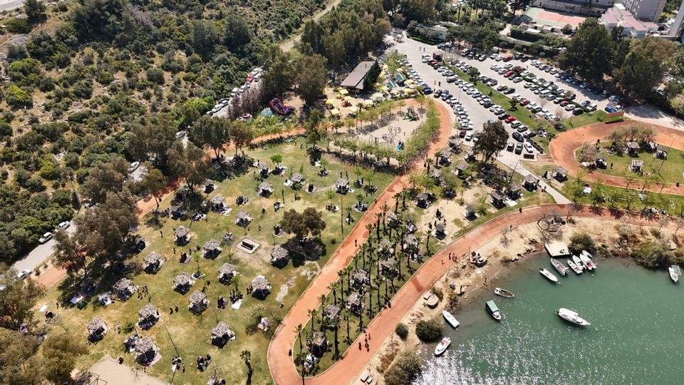 KUŞADASI'NDA İLÇENİN NÜFUSU 1 MİLYONU AŞTI OTEL VE PANSİYONLARDA YER KALMADI PLAJLAR VE MESİRE ALANLARI DOLDU TAŞTI