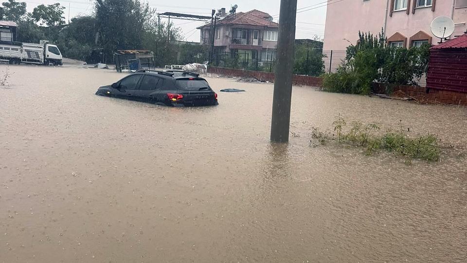 Şiddetli yağış sonrası araçlar su altında kaldı