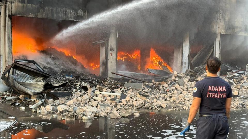 Hırdavat dükkanında çıkan yangın, kontrol altına alındı