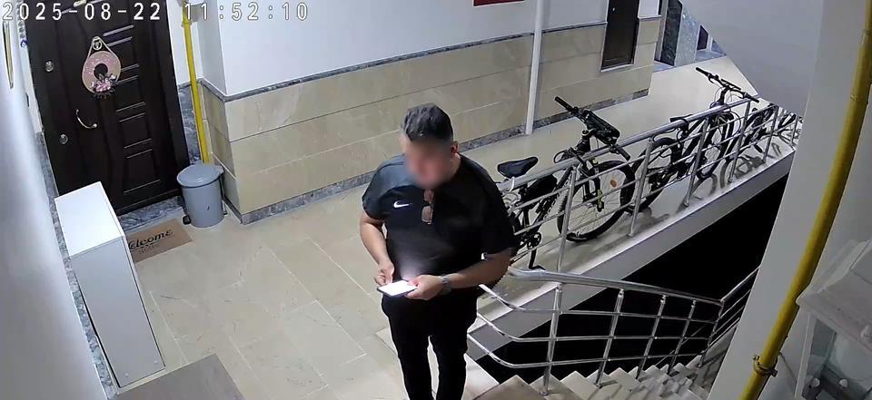 Eşinin evini baltayla açamayınca bina görevlisinin eşini öldürmüş