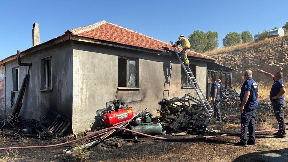 Bahçede tutuşan kuru otlar evi yaktı