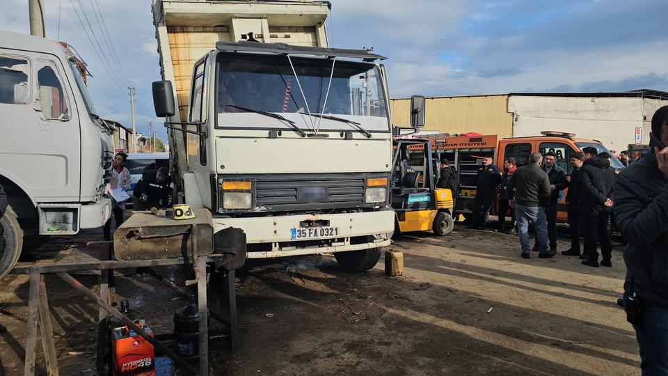 TAMİR ETTİKLERİ KAMYONUN KASASI ÜZERLERİNE DÜŞTÜ: 2 ÖLÜ, 1 YARALI OĞLUNU KURTARAN ADAMA HAYATINI KAYBETTİ