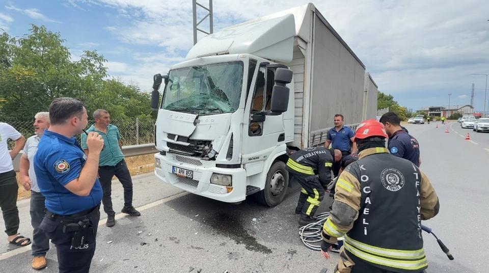 TIR, KAMYONA ÇARPTI: 1 YARALI SIKIŞAN TIR SÜRÜCÜSÜNÜN YARDIMINA İTFAİYE YETİŞTİ