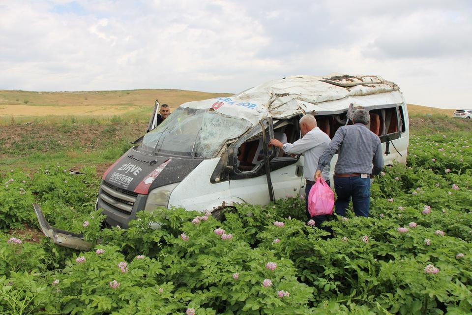 AMASYA'DA MİNİBÜS TARLAYA UÇTU: 1 ÖLÜ, 4 YARALI