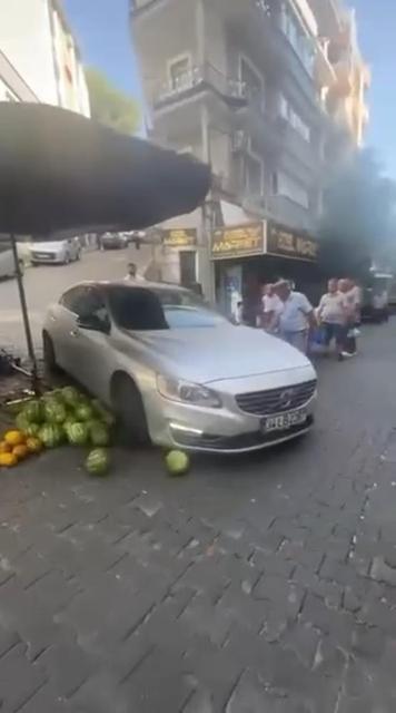 Aydın'da alkollü olduğu öne sürülen kadın sürücü pazara daldı! Karpuz tezgahını böyle ezdi