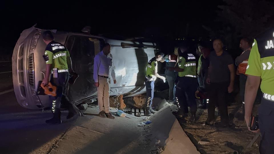 Minibüs taklalar atarak devrildi: 2 ölü, 8 yaralı