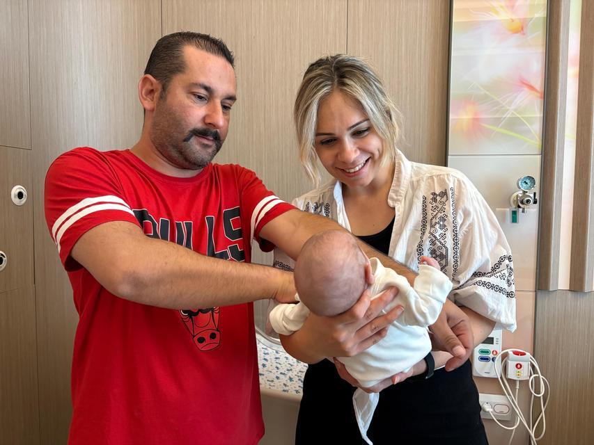 İZMİR'DE 540 GRAM OLARAK DÜNYAYA GELEN BEBEK, HAYATA TUTUNDU