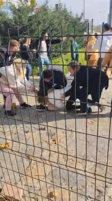 Adliye önünde iki aile arasında yumruk yumruğa kavga çıktı